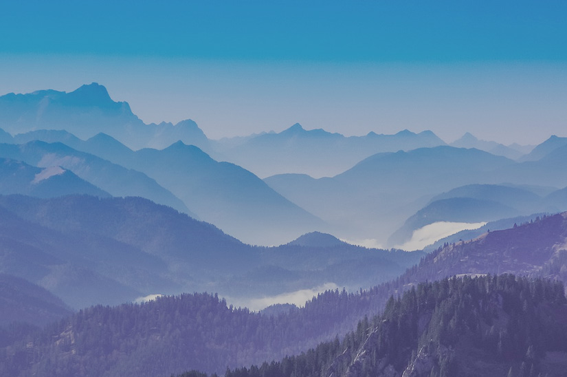 Panoramski pogled na gorsko obzorje – vodita nas ambicioznost in integriteta